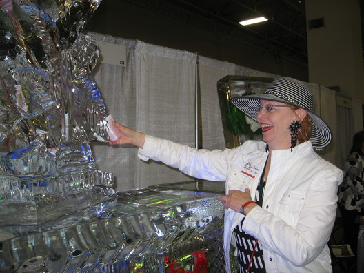 2011_05_12_Verena_Visser_Aibel_-_Jimmys_Artistic_Creations_ice_sculpture