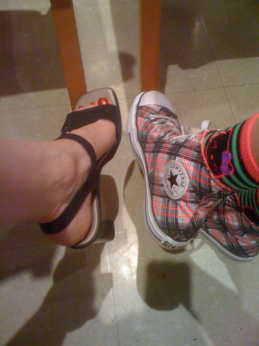 2011_05_VA_DA_two_different_shoes