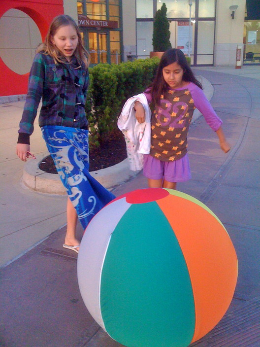 2011_06_DA_VG_giant_beach_ball_target.