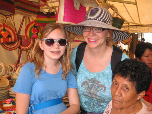 2011_07_17_Verena_Delphine_Maricita_market