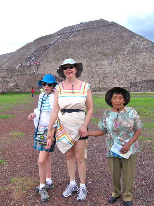 2011_07_20_DA_VV_Maricita_Teotihuacan_Pyramids