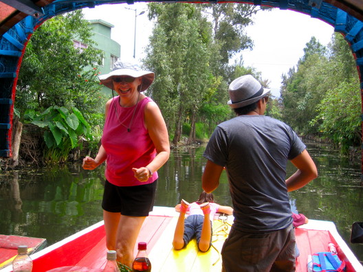 2011_07_27_VV_dancing_Xochimilco