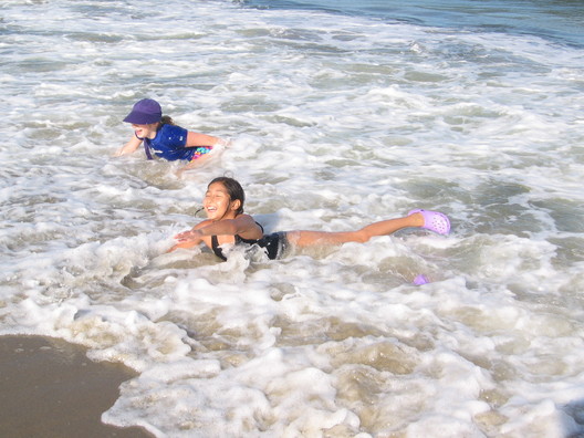 2011_08_Asbury_Park_Delphine_Valeria_body_surfing
